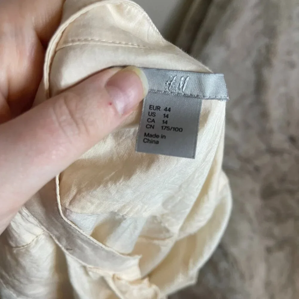 H&M Ruffled Button-Up Blouse – Size 14 🤍 Feminine & Chic